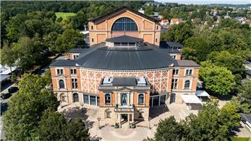 Das einzigartige Bayreuther Festspielhaus aus der Luft (Drohnenaufnahme).