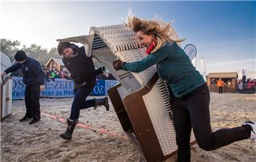 Das einzige Frauenteam mit Corinna Barz und Gudrun Pohls (links) aus Lukow läuft in Zinnowitz (Mecklenburg-Vorpommern) in einem Vorlauf bei der Strandkorbsprint-WM nach der Strecke von zwanzig Metern über die Ziellinie. 