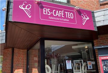 Das Eis-Café Teo bleibt vorerst noch geschlossen. Grund dafür ist Personalmangel. Auf einem Schild im Fenster wird nach Mitarbeitern gesucht.