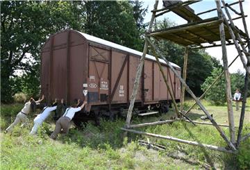 Das Eisenbahntheater Das Letzte Kleinod probt am Bahnhof in Breddorf mit einem Waggon das Stück "Komme bald!" Dabei handelt es sich um ein Dokumentartheater über deutsche Kriegsheimkehrer aus sowjetischen Gefangenenlagern.