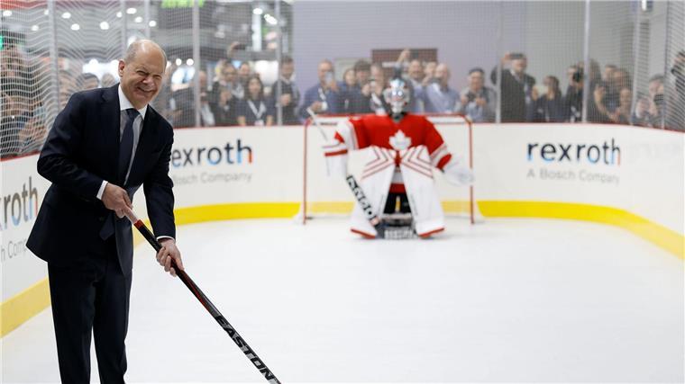 Scholz spielt Eishockey auf Hannover Messe Das Eishockey-Duell zwischen Scholz und dem „Robo Goalie“ endete ohne Treffer.
