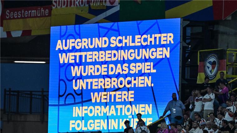 Das EM-Achtelfinale zwischen Deutschland und Dänemark musste unterbrochen werden.