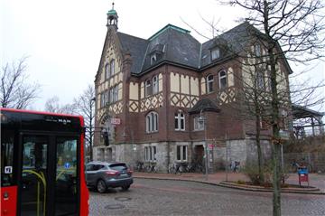 Das Empfangsgebäude des Braker Bahnhof: Der neue Eigentümer ist zuversichtlich, dass sich seine Pläne realisieren. Insgesamt 35 Bahnhofsempfangsgebäude befinden sich im Besitz der Gesellschaft.