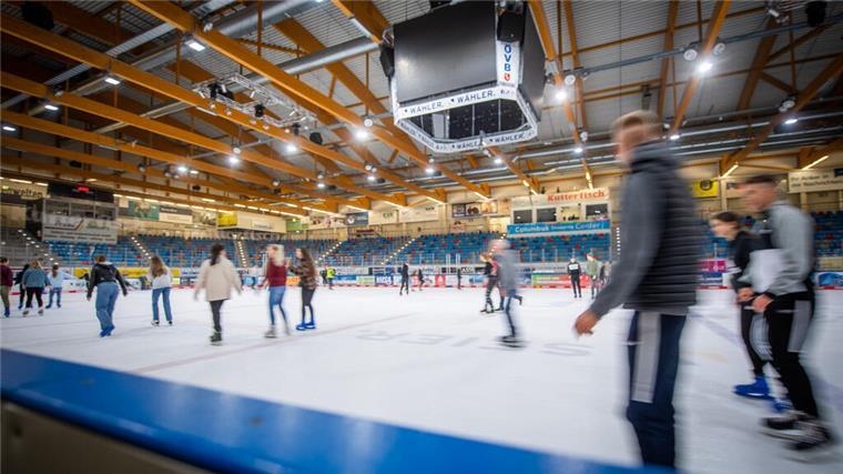 Eisarena Bremerhaven: Eislaufsaison endet bald Menschen fahren Schlittschuh in der Eisarena Bremerhaven. Dort endet die diesjährige Eislaufsaison am 30. März.