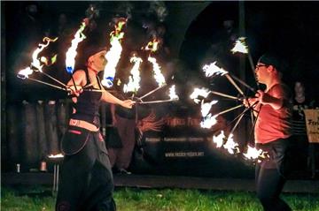 Das Ensemble "Freies Feuer" zeigt seine Show am Samstagabend beim Mittelalterfest in Ohrel. Heute Abend ist die Gruppe "Fairy Lights" mit einer Feuershow zu sehen.