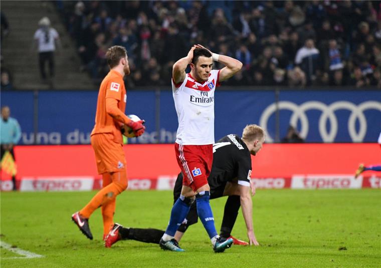Hamburger SV verliert Kellerduell Das Entsetzen ist nicht nur bei Filip Kostic (Mitte) groß. Der Hamburger SV verliert sogar gegen den 1. FC Köln.