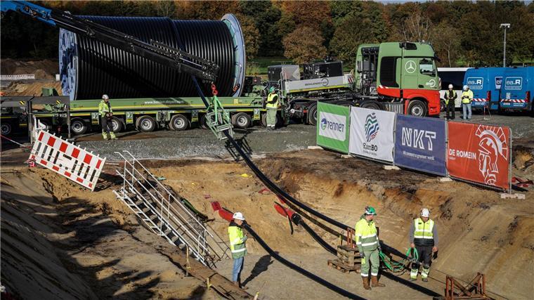 Das Erdkabel wird mit einem Schwertransporter geliefert und mit Hilfe einer Seilwinde in den Graben gehoben.