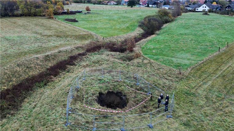 Alter Bergbauschacht im Harz eingestürzt Das Erdloch ist acht Meter tief und hat einen Durchmesser von fünf Metern.