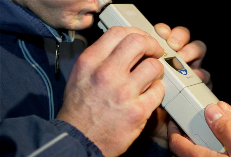 Das Ergebnis des Alkoholtests war eindeutig: 2,23 Promille zeigte es bei dem Hamburger an. Die Polizei verfasste entsprechende Anzeigen.