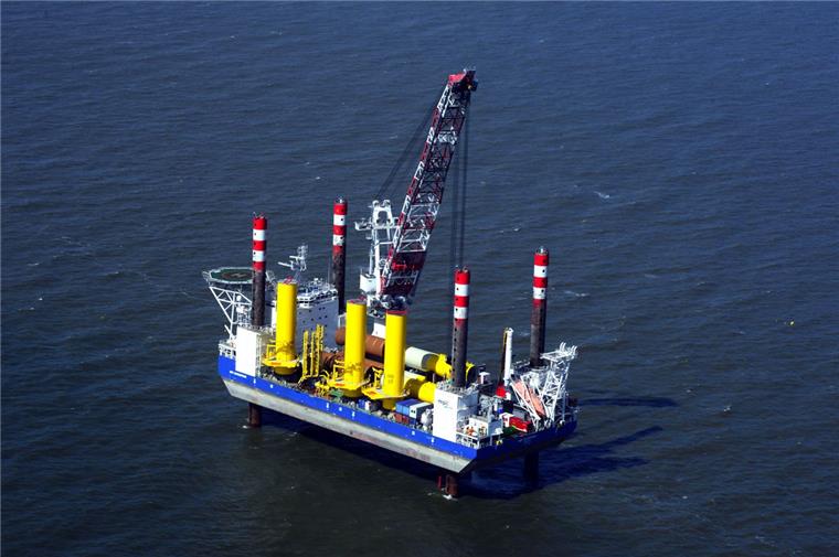 Offshore-Windpark Nordergründe wird vor der Wurster Küste gebaut Das Errichterschiff „MPI Enterprise“(rechts im Bild) bringt die Gründungsrohre für den Windpark aus Cuxhaven zum Baufeld.