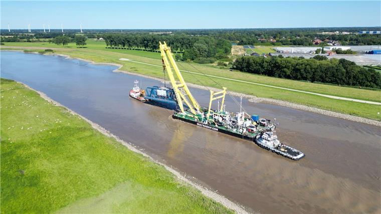 Schwimmkran liefert erstes Bauteil für neue Friesenbrücke an Das erste Brückenteil wiegt etwa 300 Tonnen.