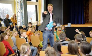 Das erste Buch wird von Marco Bode  in der Gaußschule 1 überreicht. Foto Scheschonka