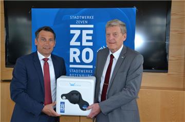 Das erste Produkt der Kooperation der Stadtwerke Zeven und Rotenburg ist die „Wallbox“, die die beiden Geschäftsführer Marcel Meggenender (links) und Reinhard David (Rotenburg) präsentieren.