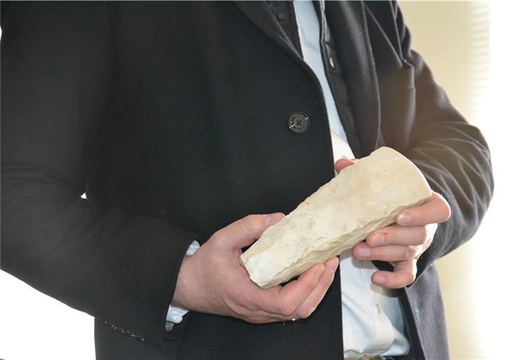 1200 Exponate in Zeven gefunden Rotenburgs Kreisarchäologe Dr. Stefan Hesse präsentiert ein in Zeven ausgegrabenes 4500 Jahre altes Steinbeil.
