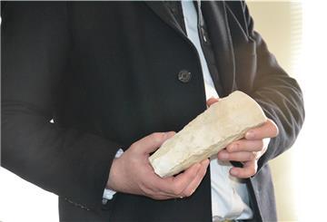 Rotenburgs Kreisarchäologe Dr. Stefan Hesse präsentiert ein in Zeven ausgegrabenes 4500 Jahre altes Steinbeil.