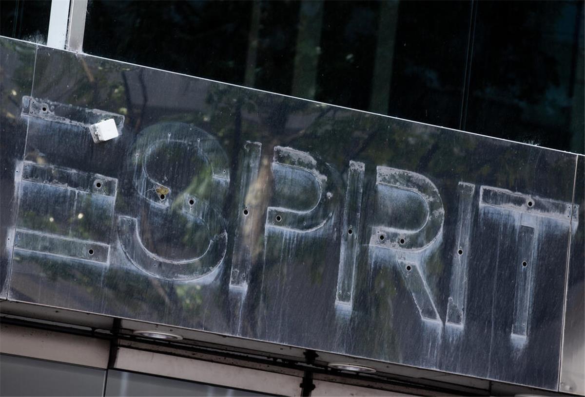 Esprit meldet Insolvenz an: Was passiert mit den Shops in der Region? Überreste des entfernten Logos der Modekette Esprit