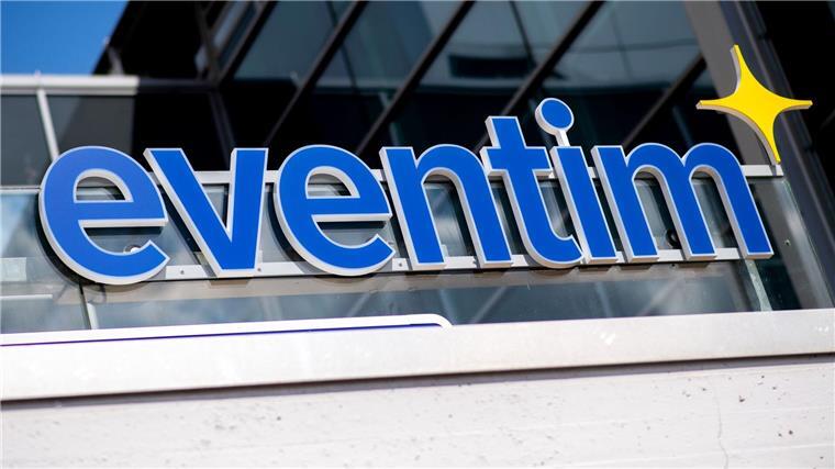 Das Eventim-Logo hängt an einem Ticketschalter an der Bremer ÖVB-Arena. (Archivbild)