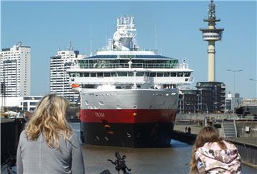 Expeditionskreuzfahrtschiff „Fram“ in der Fischereihafen-Doppelschleuse.