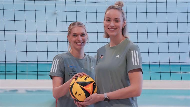 Das Experiment beginnt: Beach-Volleyball-Duo Louisa Lippmann (r) und Linda Bock.