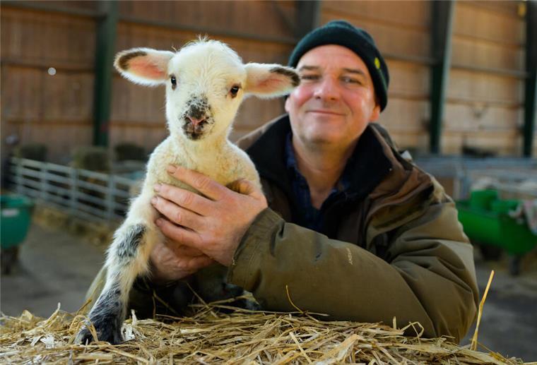 Jetzt bewerben: Ceres Award für innovative Landwirte Stefan Erb, Schäfer, hält ein wenige Tage altes Lamm in den Händen. Die wochenlange Lammzeit Anfang des Jahres ist für Schäfer ein Dauerjob.