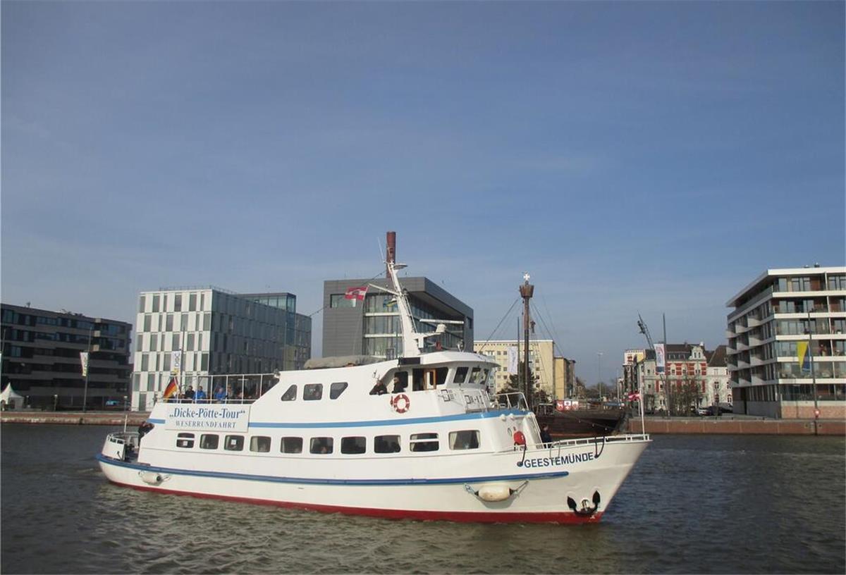 Dicke-Pötte-Touren und Seebestattungen fallen diese Woche aus Die "Geestemünde" der Bremerhavener Weserfähre GmbH unternimmt nicht nur touristische Touren, sondern läuft auch zu Seebestattungen aus.