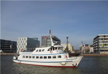Die "Geestemünde" der Bremerhavener Weserfähre GmbH unternimmt nicht nur touristische Touren, sondern läuft auch zu Seebestattungen aus.