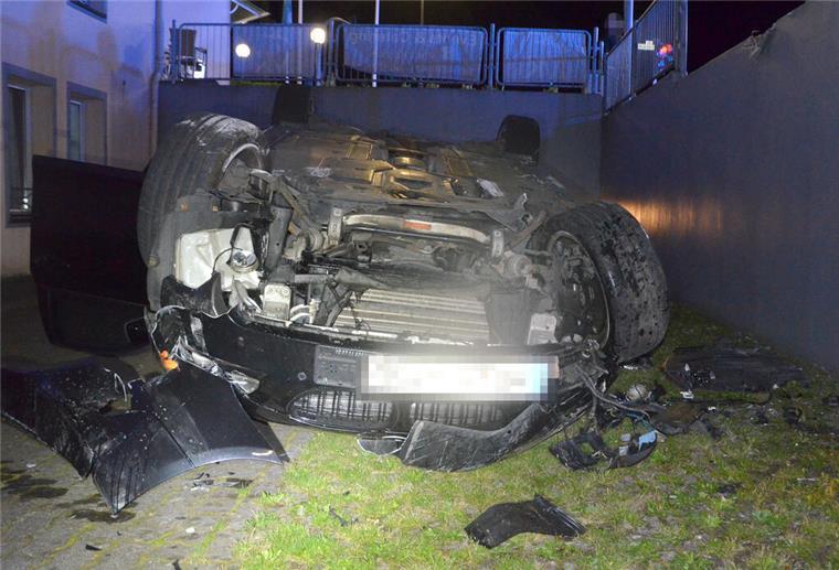Das Fahrzeug blieb nach dem Unfall auf dem Dach liegen. Der Fahrer wurde nur leicht verletzt.