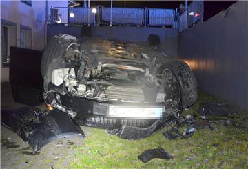 Das Fahrzeug blieb nach dem Unfall auf dem Dach liegen. Der Fahrer wurde nur leicht verletzt.
