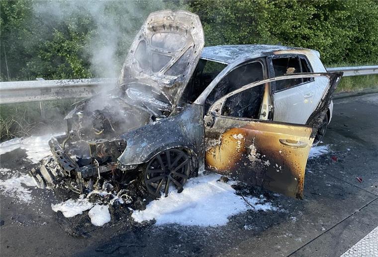 Das Fahrzeug brannte auf A27 komplett aus.
