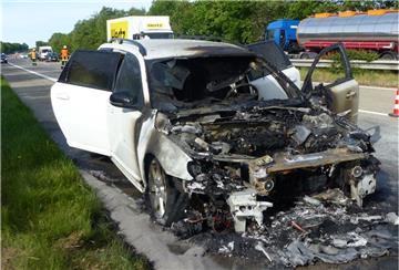 Das Fahrzeug der Halterin aus Geestland brannte auf der A 27 vollständig aus.