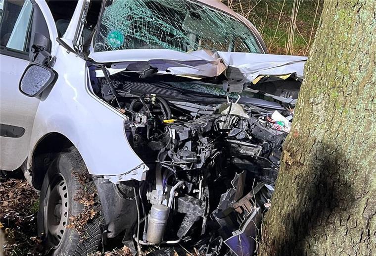 Das Fahrzeug von vorne, mit der massiven Verformung durch den Baum...Foto: Gemeindefeuerwehr Schiffdorf