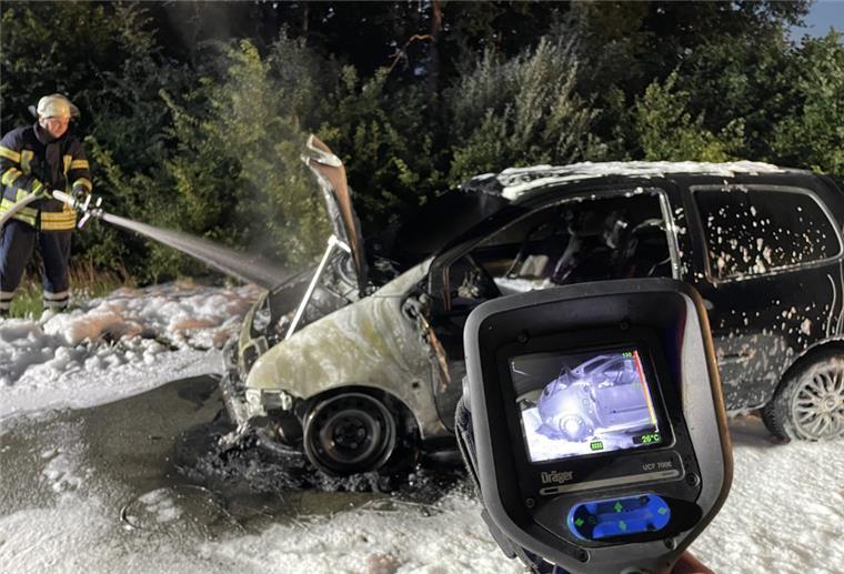 Das Fahrzeug wird mit der Wärmebildkamera auf versteckte Glutnester überprüft. Der Renault Twingo brannte vollständig aus.