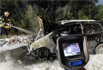 Das Fahrzeug wird mit der Wärmebildkamera auf versteckte Glutnester überprüft. Der Renault Twingo brannte vollständig aus.