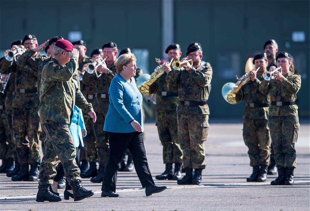 Merkel und Kramp-Karrenbauer danken Soldaten in Seedorf Bundeskanzlerin Angela Merkel geht über einen Appellplatz beim Fallschirmjägerregiment 31 in Seedorf.