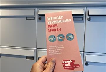 Das Faltblatt der Kampagne „#senkmit: Weniger CO2 – mehr Zukunft“ informiert zu Einsparmöglichkeiten und Beratungsstellen im Land Bremen