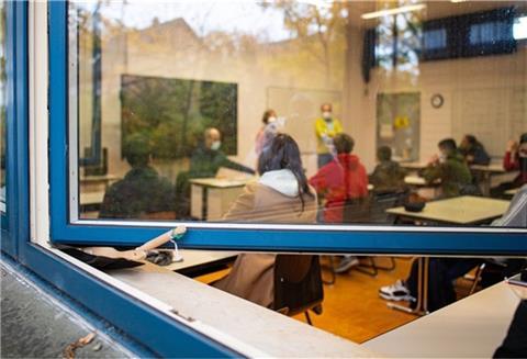 Das Fenster eines Klassenraumes steht offen: Regelmäßig wird seit den Herbstferien auch an Tarmstedter Schulen stoßgelüftet. Doch sinkende Temperaturen erschweren den Schulalltag.
