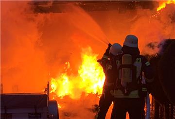 Feuerwehrleute löschen Flammen