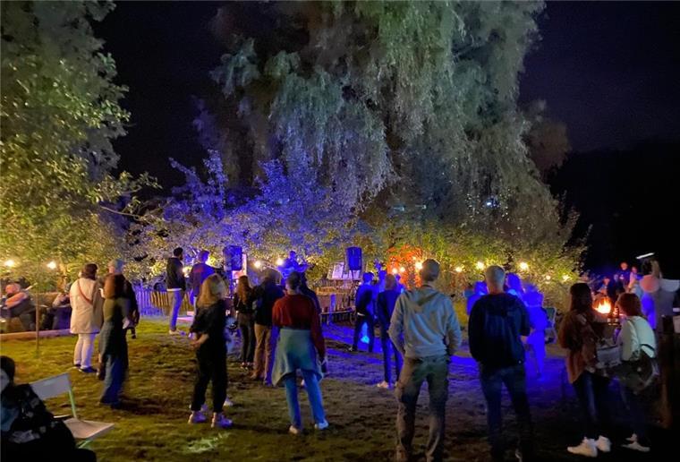 Festival „Für Hilde“ bei Wohnste: von Pop bis Electronica Das Festivalgelände ist liebevoll illuminiert, hier der Blick auf die offene Nebenbühne im Vorjahr.