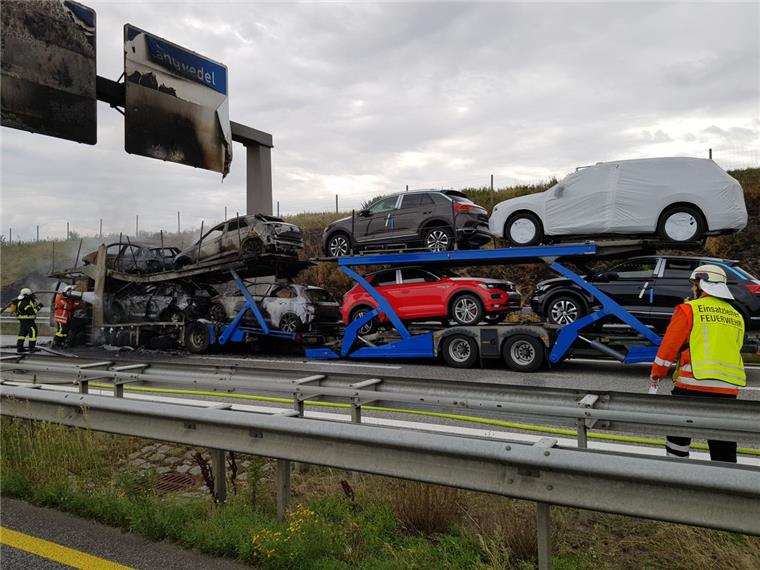 Autotransporter brennt auf der A27 Das Feuer am Autotransporter auf der A27 war verheerend.