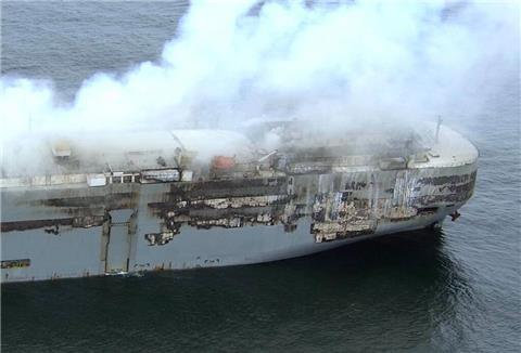 Das Feuer auf dem Autofrachter „Fremantle Highway“ schwächt sich langsam ab.
