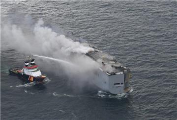 Das Feuer auf dem Frachter „Fremantle Highway“ wird versucht, zu löschen - Die Arbeiten laufen auf Hochtouren. 