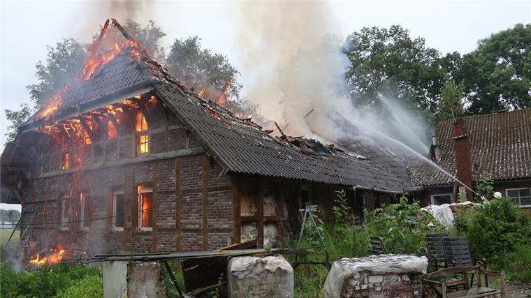 Halbe Million Euro Schaden: Feuer zerstört Zweiparteienhaus in der Gemeinde Jade Feuer in einem Zweiparteienhaus in der Gemeinde Jade.