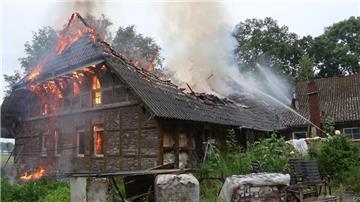 Feuer in einem Zweiparteienhaus in der Gemeinde Jade. 