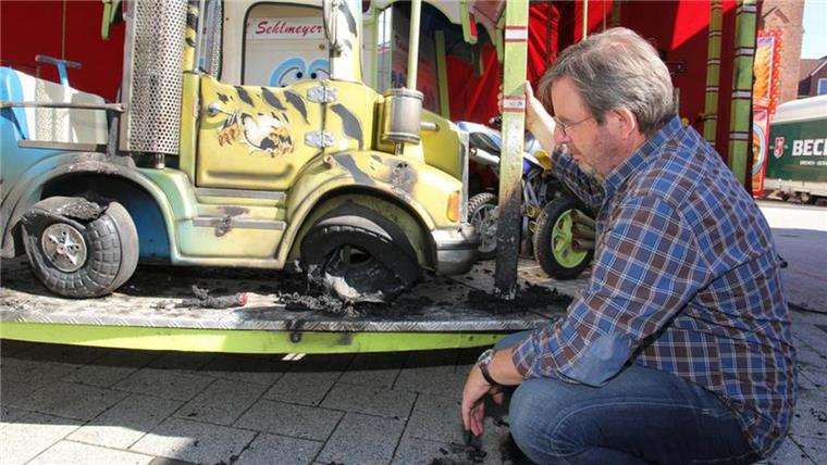 Brandstiftung: Kinderkarussell auf Fleckenmarkt in Cuxhaven angesteckt Das Feuer hat seine Spuren am Karussell von Volker Sehlmeyer hinterlassen.