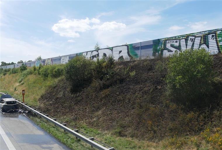 Das Feuer hatte sich auf die Vegetation neben der Autobahn ausgebreitet.