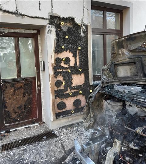 Das Feuer im Motorraum des PKW breitete sich auch auf das anliegende Gebäude aus.