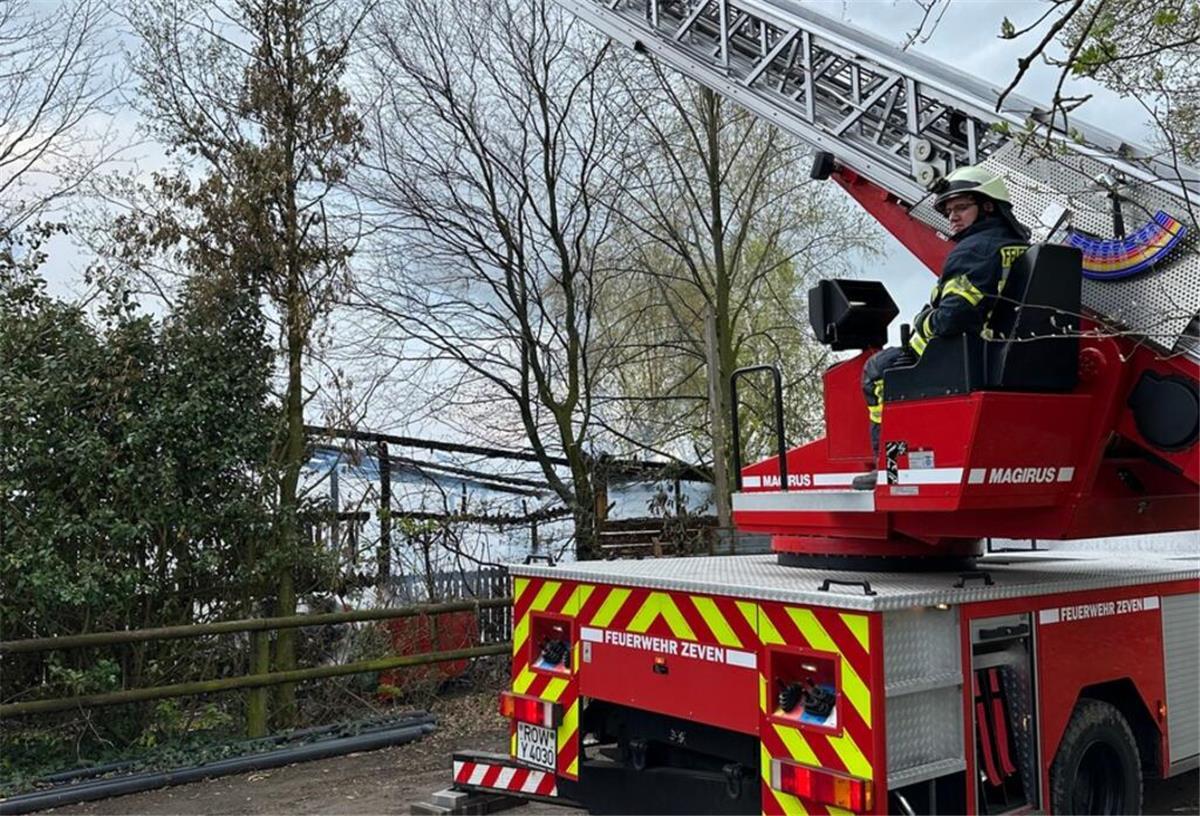 Großeinsatz: Feuer zerstört Pferdestall in Weertzen Das Feuer musste mittels einer Drehleiter bekämpft werden.