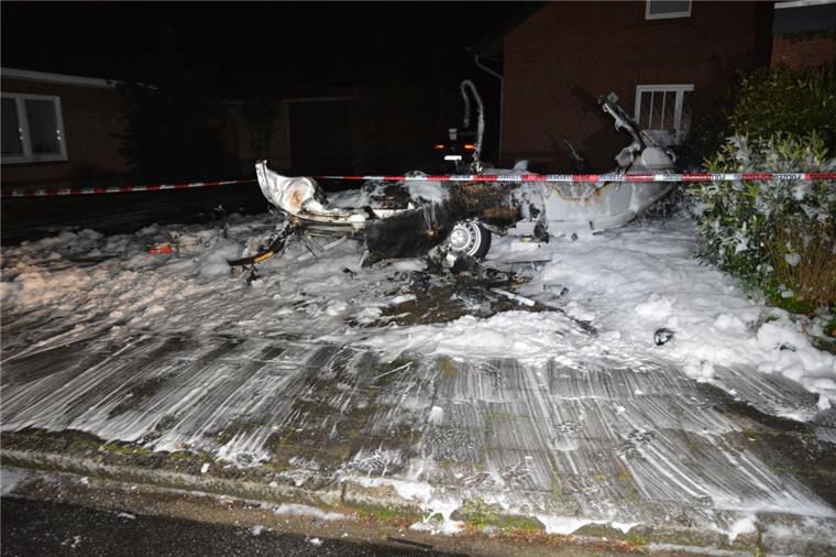 Das Feuer zerstörte den Wohnwagen in Zeven komplett.