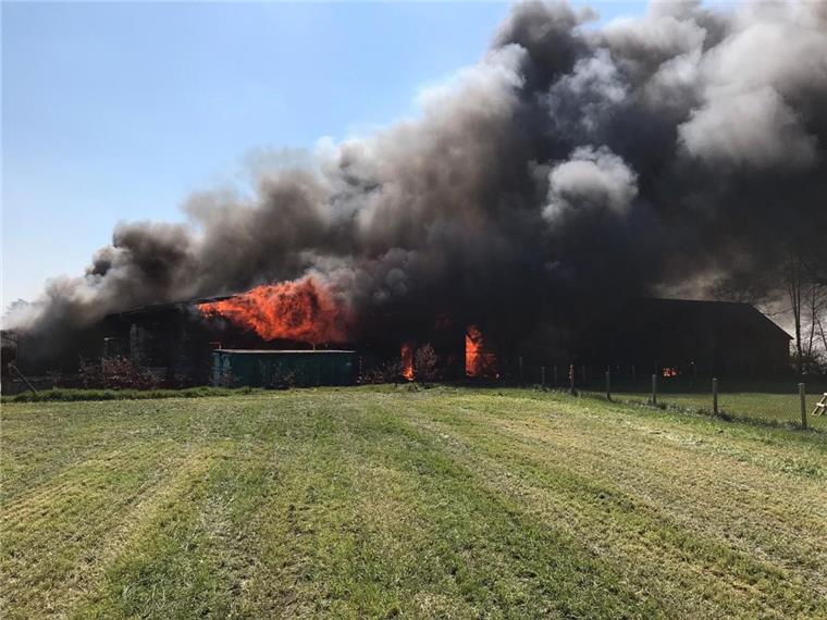Das Feuer zerstörte nicht nur die komplette Tischlerei, sondern auch Fahrzeuge und ein Wohnhaus in der Nähe.