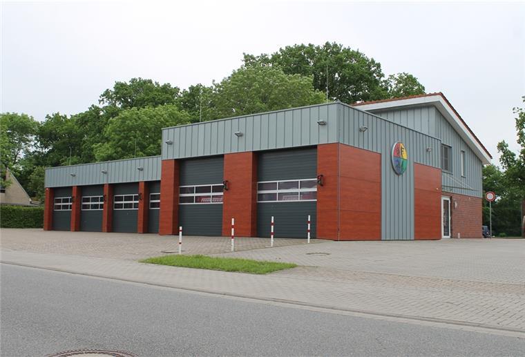 Das Feuerwehrhaus an der Parkstraße in Loxstedt soll erweitert werden. An der linken Gebäudeseite soll ein Anbau entstehen.